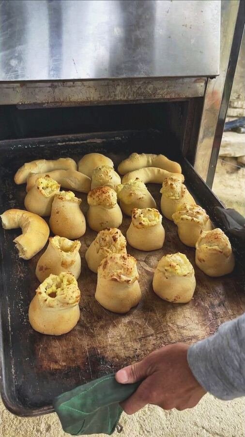 Bandeja de amasijos rellenos recién salidos del horno en el taller