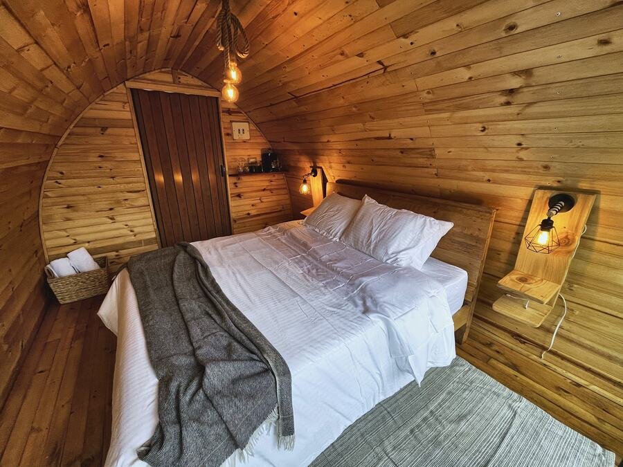Interior de Alma de noche, con luz cálida sobre la cama