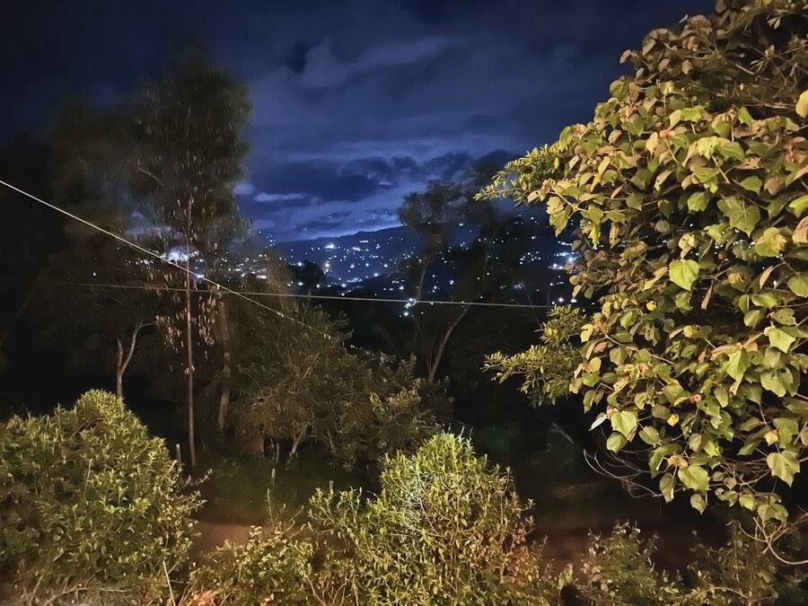 Vista nocturna del valle con luces a lo lejos