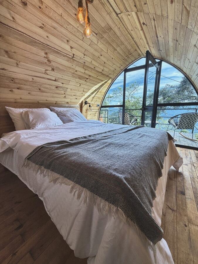 Cama de Alma con manta y vista al valle